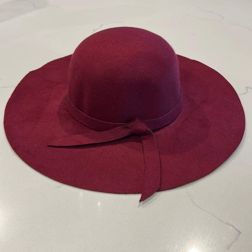 Maroon floppy hat